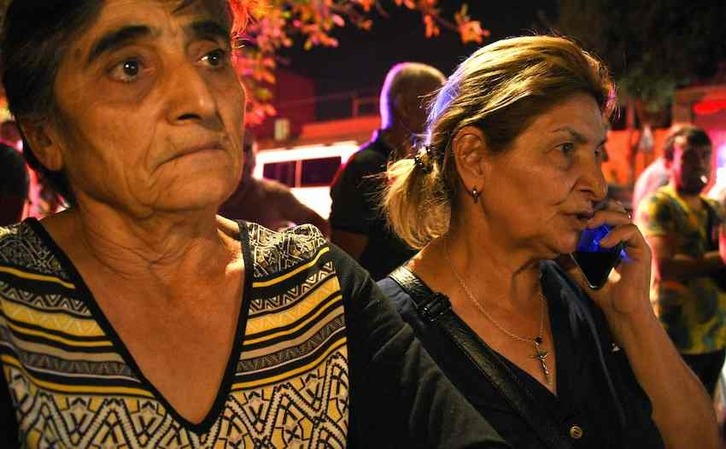 Familiares de armenios heridos esperan angustiados en la capital, Erevan.