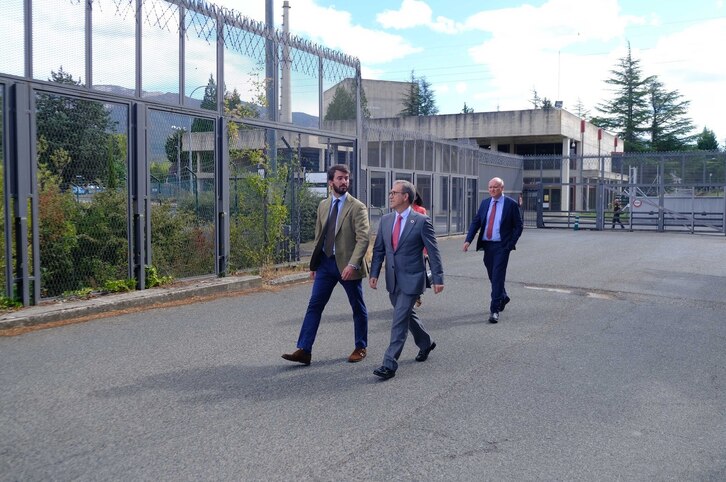 Juan García-Gallardo, a la izquierda, ha visitado este miércoles la central nuclear.