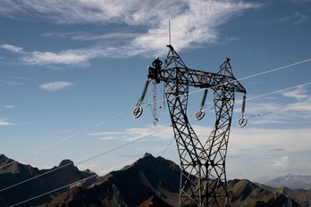 Línea de alta tensión cerca de la estación alpina de Areches-Beaufort.