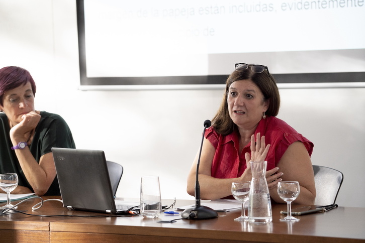 Carmen Flores, La presidenta de la Federación de Asociaciones de Madres Solteras (FAMS), y Ana Leuza, miembro de la Red Navarra de Lucha contra la Pobreza y la Exclusión Social.  