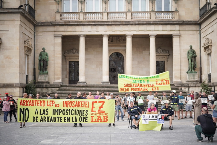 LABeko EAEko suhiltzaileek mobilizazioa egin dute ostegun honetan Gasteizen, Arabako Foru Aldundiaren aurrean. 