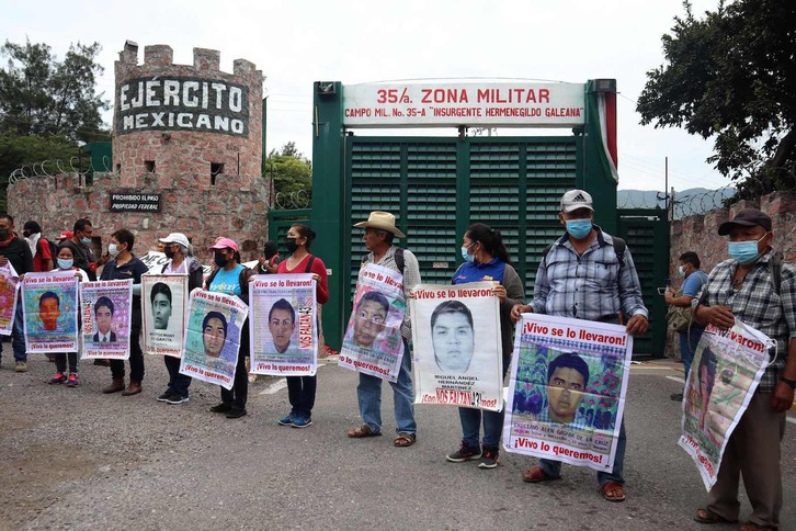Imagen de achivo de familiares de los 43 estudiantes desaparecidos de de Ayotzinapa, en una manifestación en Chilpancingo, México. 