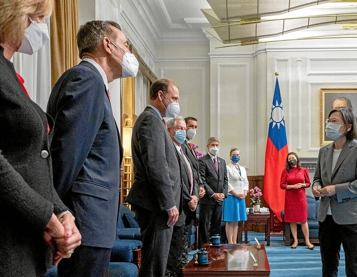 La presidenta de Taiwán, Tsai Ing-wen, recibe a una delegación del Congreso de EEUU.