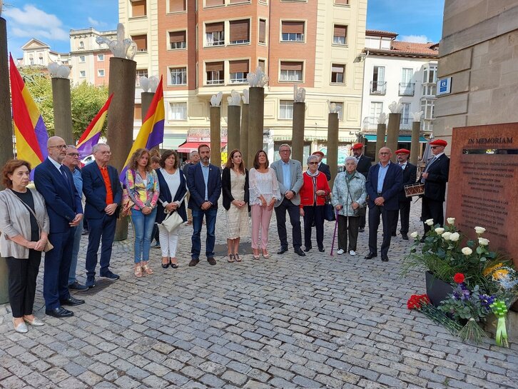 El homenaje ha tenido lugar en el monumento instalado en su memoria en la Plaza de la Provincia de Gasteiz.