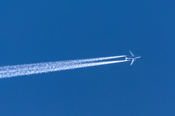 Las estelas de condensación que sueltan los aviones contribuyen «al menos» en la misma medida que las emisiones de CO2.
