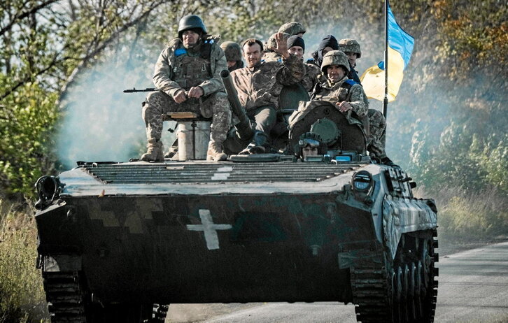 Soldados ucranianos, en un vehículo militar en Novostepanivka, en la región de Jarkov.