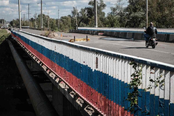 Un puente sobre el río Oskil en Kupiansk, en la región de Jarkiv, conquistada recientemente por las tropas ucranianas.