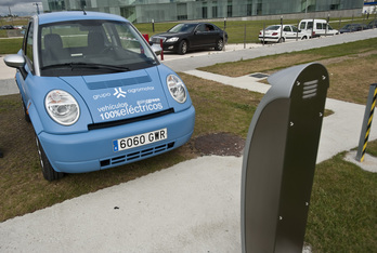 Un poste de carga de batería para vehículos eléctricos en Iruñea.