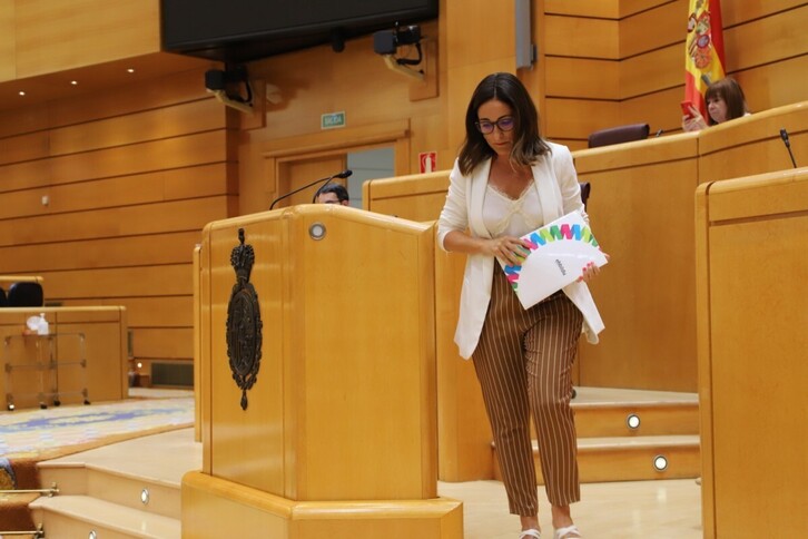 La senadora de EH Bildu Idurre Bideguren, tras su intervención en el Senado.