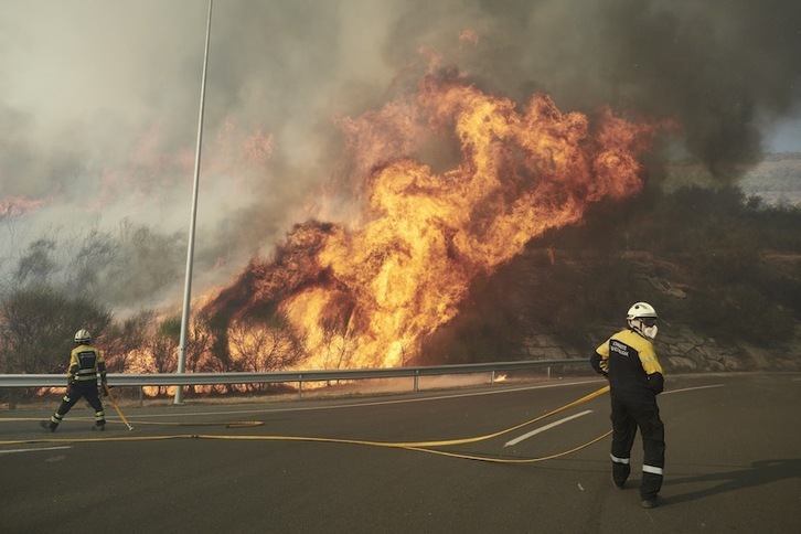 Los bomberos, en lucha con las llamas en el incendio registrado en Ezkaba.