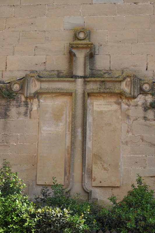 Imagen de la cruz franquista que se encuentra en el exterior de la parte trasera de la iglesia de Lerin.