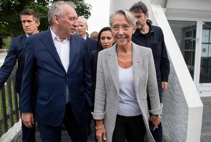 Elisabeth Borne, junto al centrista François Bayrou, que ha planteado dudas sobre la reforma exprés del sistema de pensiones que plantea el Gobierno.