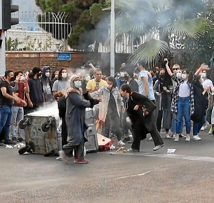 Aminiren heriotzaren eta erregimen teokratikoaren aurkako protestak Teheranen.