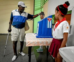 Un hombre deposita su voto en La Habana.