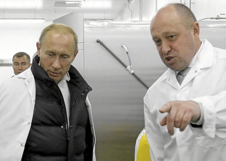 Prigozhin muestra a Putin una de sus empresas en San Petersburgo, en 2010.