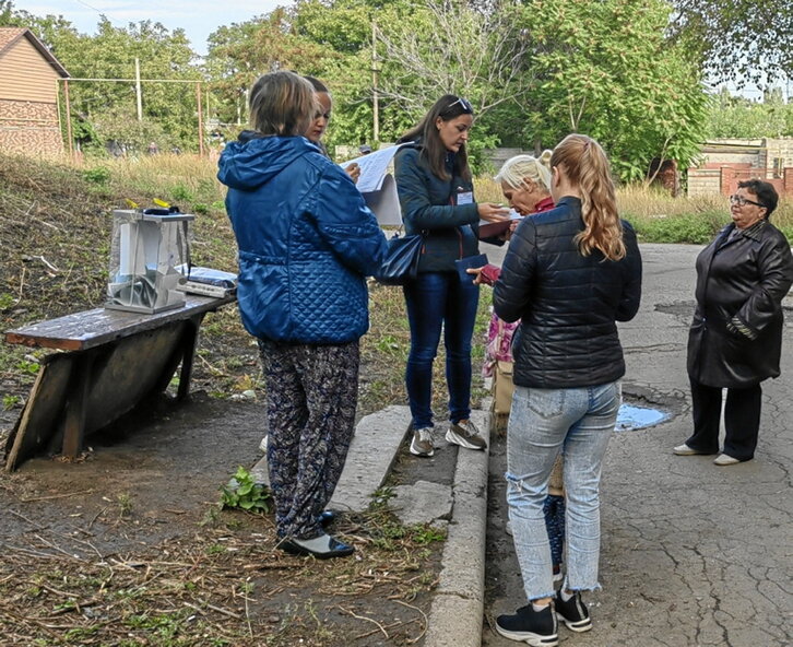 Varias mujeres votan en un colegio móvil en Maakevka.