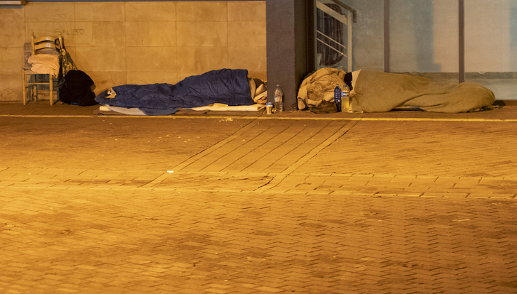 Personas durmiendo en la calle en Donostia.