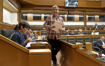 El parlamentario de EH Bildu, Mikel Otero, defendió que se garantice un mínimo de recursos energéticos a toda la ciudadanía.