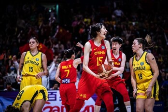 La gigantona Xu Han, eufórica con el balón en la mano, celebra la victoria en semifinales ante Australia.