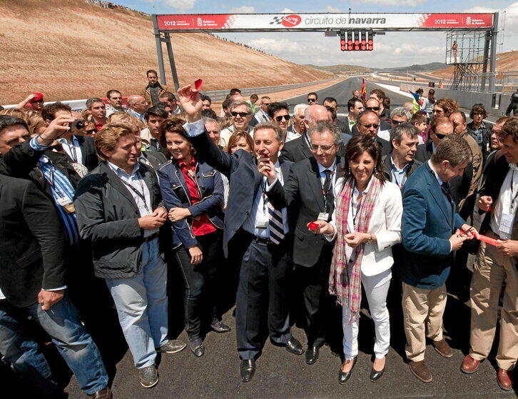 Corte de la cinta roja a manos de Samaniego, Miguel Sanz (UPN) y Elena Torres (PSN).