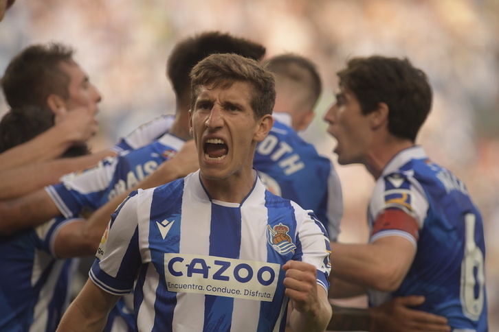 Aihen, Pacheco y Aritz, en la celebración de un gol ante el Espanyol, intentarán cubrir las bajas en defensa en Girona.