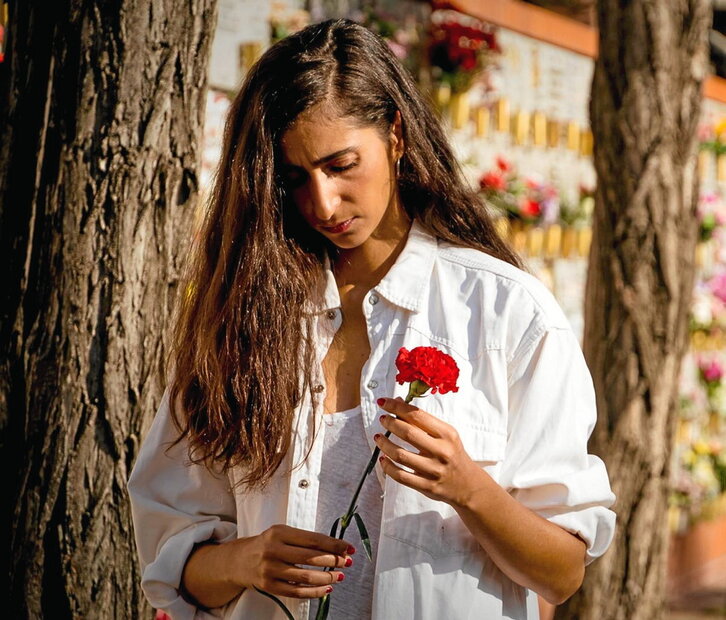 Alba Flores en una escena del filme rodada en Camp de la Bota (Barcelona).