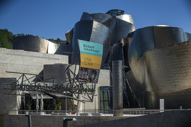 Bilboko Guggenheim museoa, kanpoaldetik.