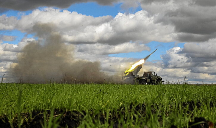 Un lanzacohetes Grad  BM21 ucraniano dispara en la región de Donetsk.