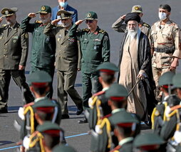 Jamenei, en la graduación de cadetes ayer en Teherán.