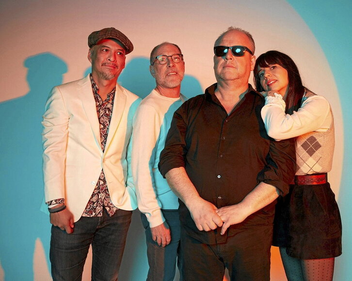 Black Francis, David Lovering, Joey Santiago y Paz Lenchantin integran Pixies.