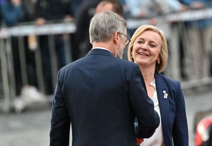 El primer ministro checho, Petr Fiala, recibe a  asu homóloga británica, Liz Truss, a su llegada al Castillo de Praga 