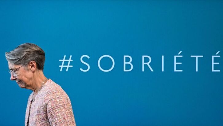 La primera ministra francesa, Elisabeth Borne, abandona el atril en el acto de presentación del plan de sobriedad.