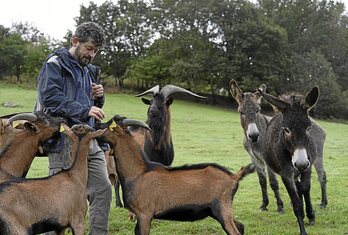 Patxiku Irisarri abeltzaina, EHNE-Nafarroako idazkaria, bere animaliekin.