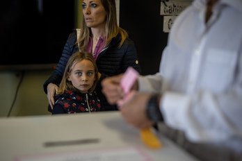 Una niña mira a una urna en Roma, en las recientes elecciones italianas.