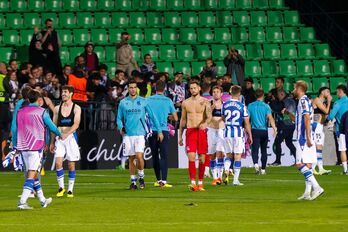 Los jugadores realistas entregaron sus camisetas a los quince aficionados realistas que se desplazaron a Moldavia.