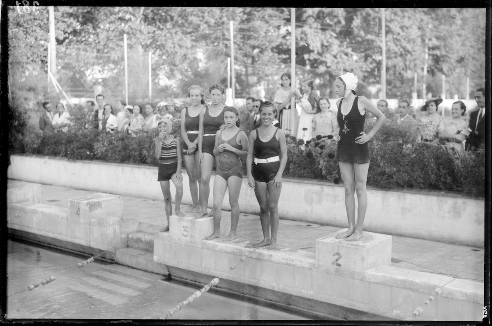 Rosario Alfaro, Aurora Roa, Candelaria Martínez de Ubago y Ana María Poza, nadadoras del Club Natación, en Larraina en agosto de 1935.