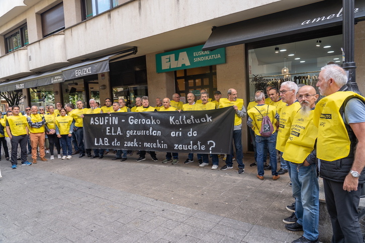 Agraviados por Geroa frente a la sede de ELA en Tolosa.