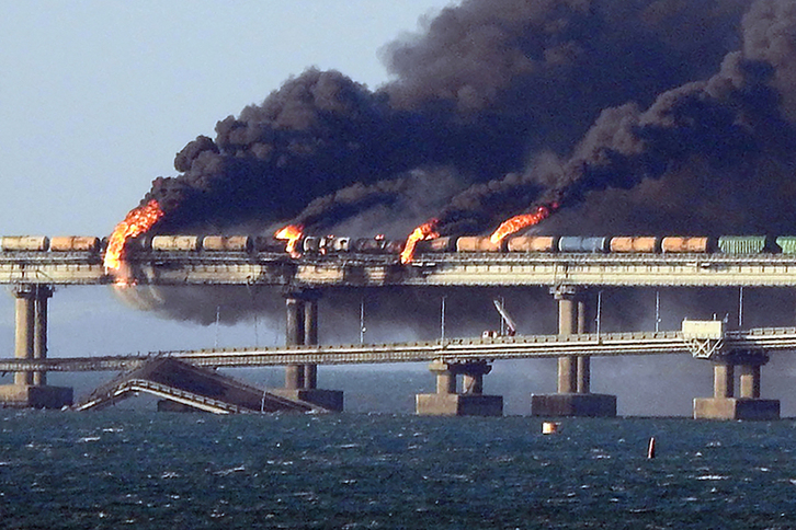 El puente de Kerch en llamas después de la explosión.