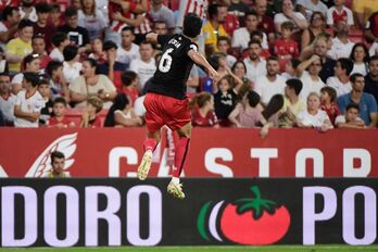 Mikel Vesga celebra el golazo que ha marcado en el Pizjuán a falta de un cuarto de hora.