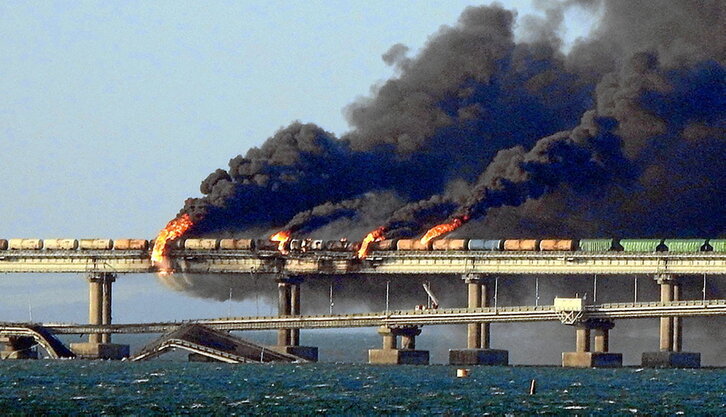 Secciones del puente de Crimea derrumbadas y fuego en varios contenedores del tren.