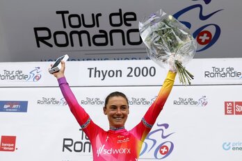 Ashleigh Moolman cimentó su victoria al ser la más fuerte en Thyon 2000.