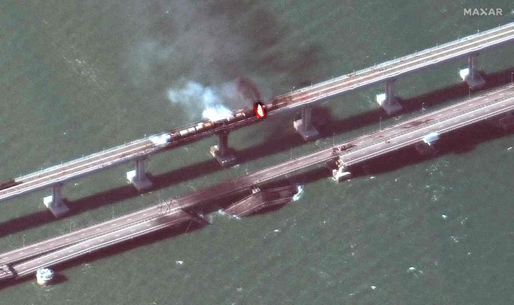 Imagen de satélite de los daños en el puente de Crimea.