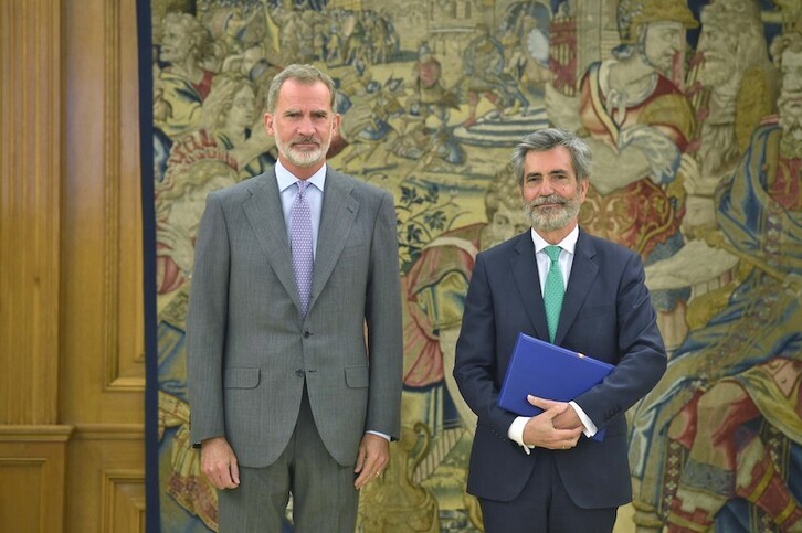 Carlos Lesmes, a la derecha, con el rey español, Felipe de Borbón.