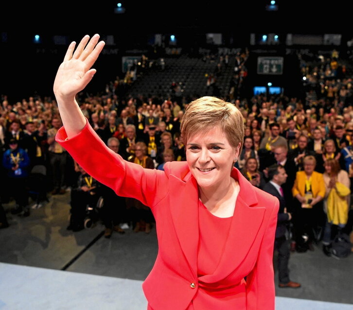 Nicola Sturgeon, ayer, al finalizar su discurso en la conferencia del SNP.