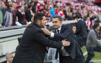 Valverde saluda a Simeone en el último duelo entre ambos en San Mamés en 2016.