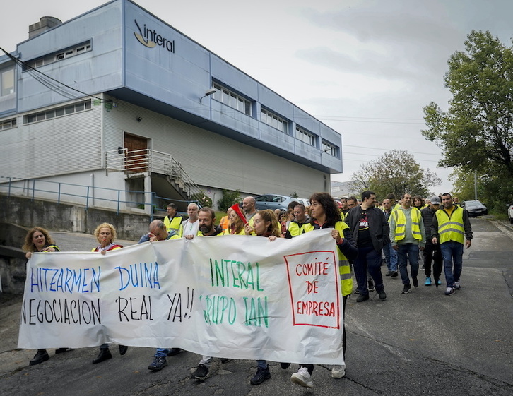 Interal enpresako langileek, Lezon eginiko mobilizazioan, lantegiaren aurrean.