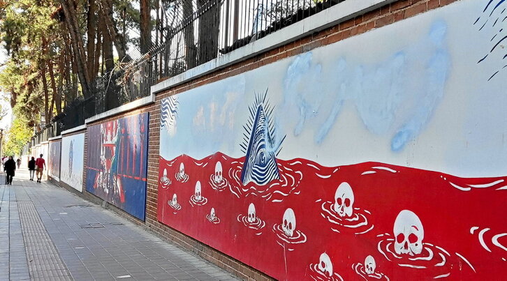 El lema «Mujer, Vida, Libertad», borrado del muro de la Embajada de EEUU en Teherán.