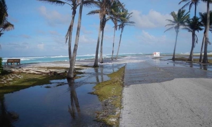 El atolón Roi-Namur, en las islas Marshall, afectado por el aumento del nivel del océano Pacífico.