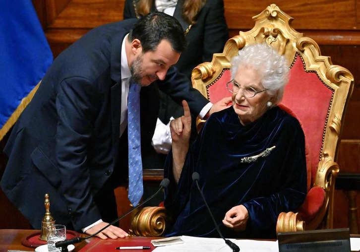 El ultraderechista Matteo Salvini habla con Liliana Segre en la apertura del nuevo Senado italiano, acto en el que la superviviente de Auschwitz ha realizado un alegato antifascista.