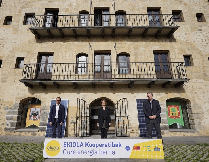 Iñigo Ansola (EVE), Nagore Alkorta (alcaldesa de Azpeitia) y Asier Etxabe (Krean P&S) en la presentacón de Ekindar Azpeitia. 